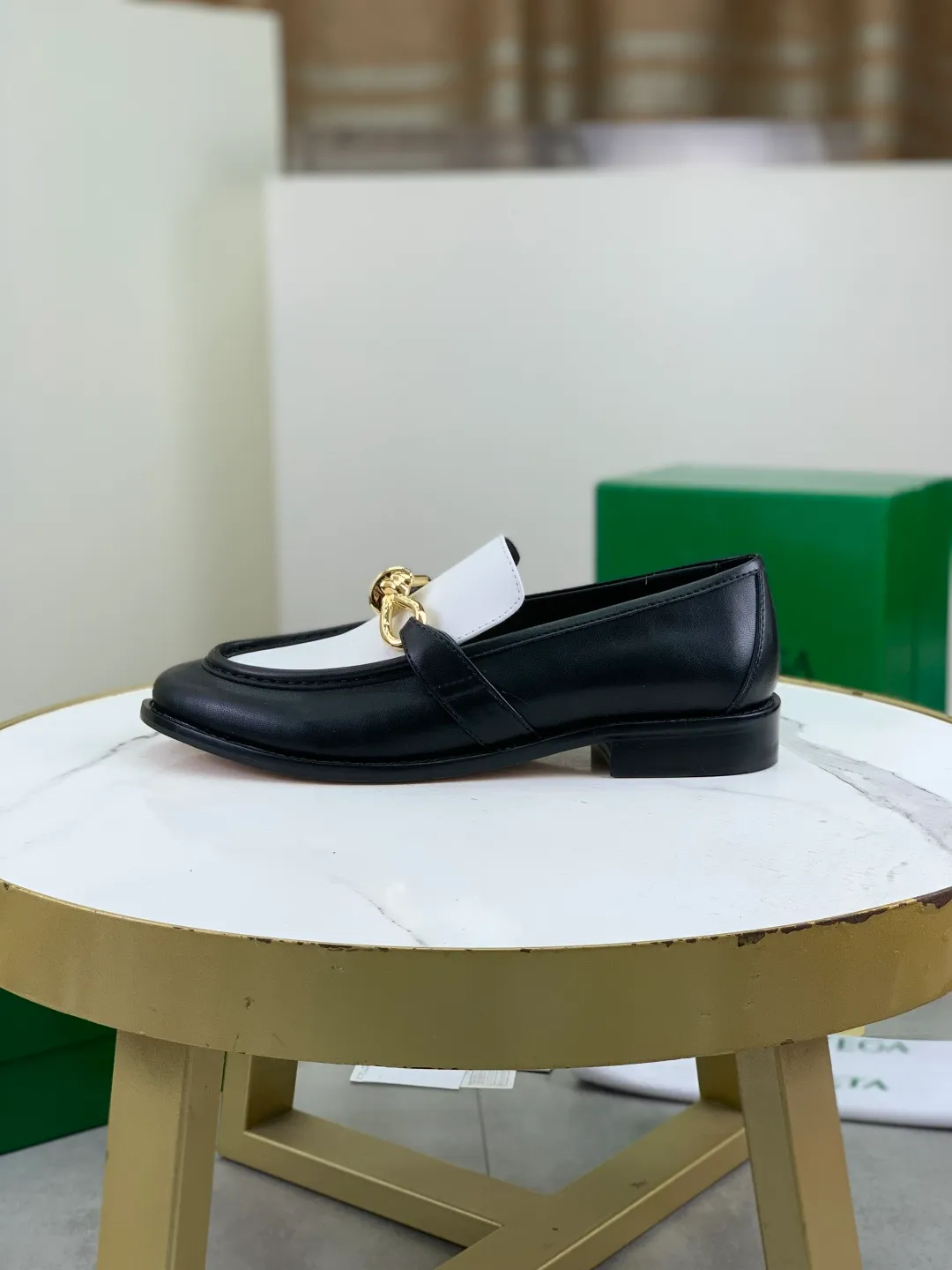 Men's shoes 💰P820 [New model] (genuine leather outsole) water-dyed cow lining 💰High-quality business couple leather shoes 💎💎💎 BOTTEGA VENETA official website synchronizes the latest top version of BV in the market, accept material comparison, shoe type comparison, process comparison, practical and textured, versatile and suitable for any occasion, the more you look at it, the more flavorful it becomes. Purely hand-knitted craftsmanship - Upper material, calfskin imported from Italy 🇮🇹 - High-quality water-dyed cowhide lining - Original private model customized leather outsole -Size: Female 35-39 (40 ordered) Male 39-44 (38 45 can be customized) Color: Multiple colors available